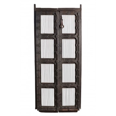 Holzverarbeitete Tür mit eisernen Gitter Elementen