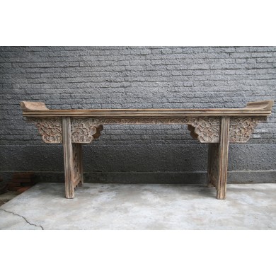 Traditioneller Vollholztisch aus China in Grau.