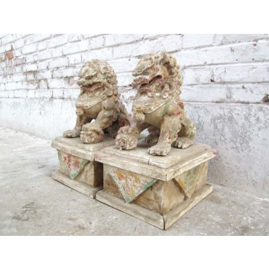 China Löwe Skulptur Eisen Löwenpaar auf Holzsockel Antikholz