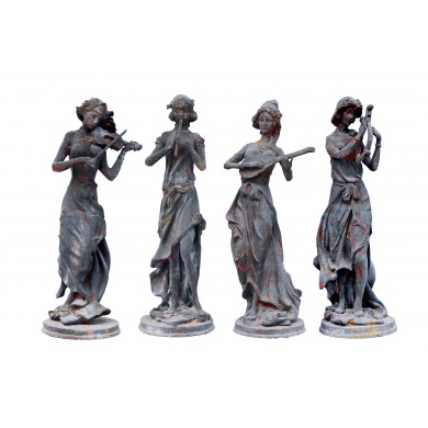 Vier Musikantinnen Skulpturen klassische Moderne Gusseisen Farbe Grünspan