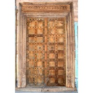 Natürliche Holztür aus Indien mit einfachen Schnitzereien.