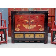Chinesischer Schrank aus tadellosem Holz mit aufwendigen Details versehen