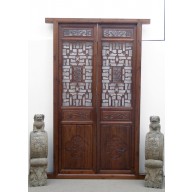 Die chinesische Tür aus dunklem Hartholz mit aufwendigen Details