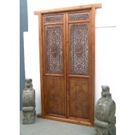 Die chinesische Tür aus hellem massivem Holz mit aufwendigen Details