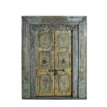 Indische Tür mit edlen Ornamenten und blauem Rahmen