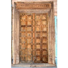 Natürliche Holztür aus Indien mit einfachen Schnitzereien.