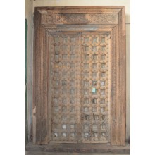 Indische Tür aus robustem Holz mit Schnitzereien veredelt.