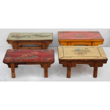 Chinesische Tischchen im Used-Look aus Naturholz, traditionelle Motive