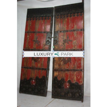 Chinesische Tür aus natürlichem Holz mit raffinierten Beschlägen