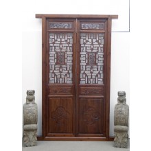 Die chinesische Tür aus dunklem Hartholz mit aufwendigen Details