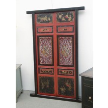 Die chinesische Tür aus natürlichem Holz wurde mit vielen Details versehen