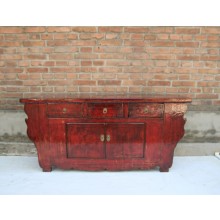 Chinesisches Sideboard aus massivem Holz in aussagekräftigem Rot.