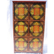 Der tibetanische Schrank ist aus Vollholz gefertigt und mit klassischen Motiven verziert.