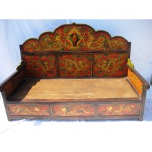 Der Tibet Bettkasten ist reich verziert und aus massivem Holz gefertigt.