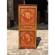 Traditioneller Schrank aus Tibet in Rot und Gold mit aufwendigem Muster.