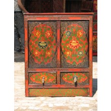 Vollholzschrank aus Tibet. Aufwendig gestaltet und im Shabby Schick Style.