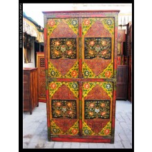 Hochwertiger Holzschrank aus Tibet anspruchsvoll gestaltet in Erdtönen.