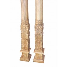 Zwei verzierte hohe Säulen Pfeiler aus hellem Sheeshamholz