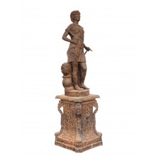 Antike Skulptur junger Handwerker römisch Gusseisen rostrot auf Sockel