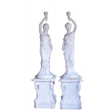 Zwei Skulpturen Fackelträgerinnen Paar Statuen auf Sockeln Gusseisen antikweiß