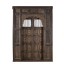 Elegante Holztür mit aufwendigen Schnitzereien und verziertem Rahmen