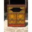 Traditionelle Tibet Holztruhe mit klassischer Bemalung in warmen Farben.
