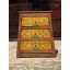 Tibetanischer Schubladenschrank aus massivem Holz im Vintage-Look mit klassischem Motiv.