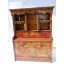 Der tibetanische Servieschrank aus Naturholz ist in traditionellen Farben gehalten.