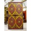 Schrank aus hochwertigem Holz mit tibetanischem Motiv.