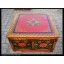 Vollholztisch aus Tibet mit aufwendiger Zierde in ausdrucksstarken Farben.
